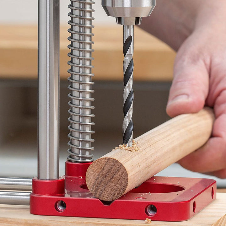 Vielseitige rote Bohrhilfe aus Metall für Heimwerker und präzise Holzbohrungen.