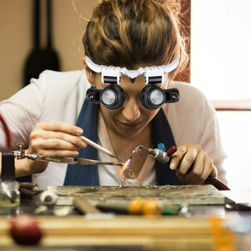 Mann repariert Elektronik mit der LED-Vergrößerungsbrille, detailreiche Ansicht der Platine.