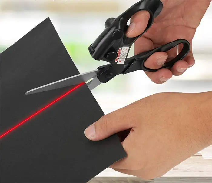 Präzisionsschere mit Laserführung für akkurate Schnitte bei Stoff und Papier; ideales Bastel- & Handwerkswerkzeug.