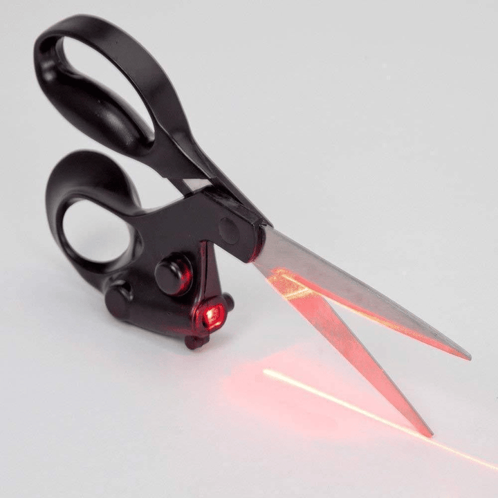 Ergonomische Präzisions-Laserschere für komfortables Basteln und Nähen; macht exakte Schnitte mühelos und akkurat.