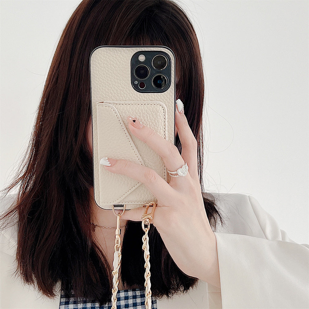 Praktische iPhone Wallet-Hülle mit Kartenfächern, stilvolle Schutzhülle für den Alltag in Beige.
