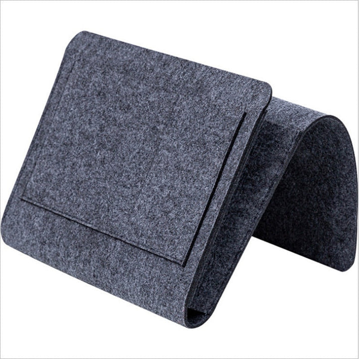 Multifunktionaler Bett-Organizer aus Filz. Betttasche mit Fächern für Handy, Brille, Buch und Fernbedienung griffbereit.