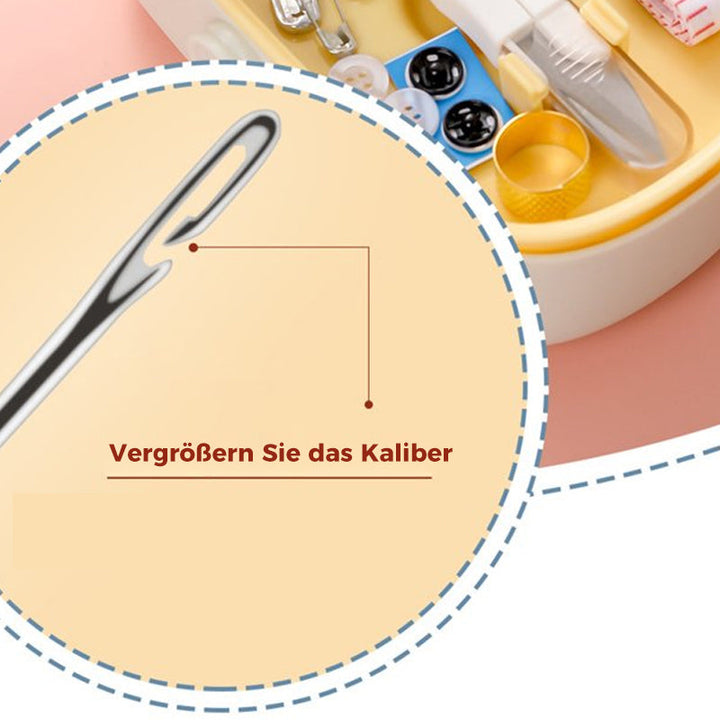 Offenes Nähset mit vielen Garnfarben, Nadeln & weiterem Nähzubehör, bereit für jede Reparaturaufgabe.