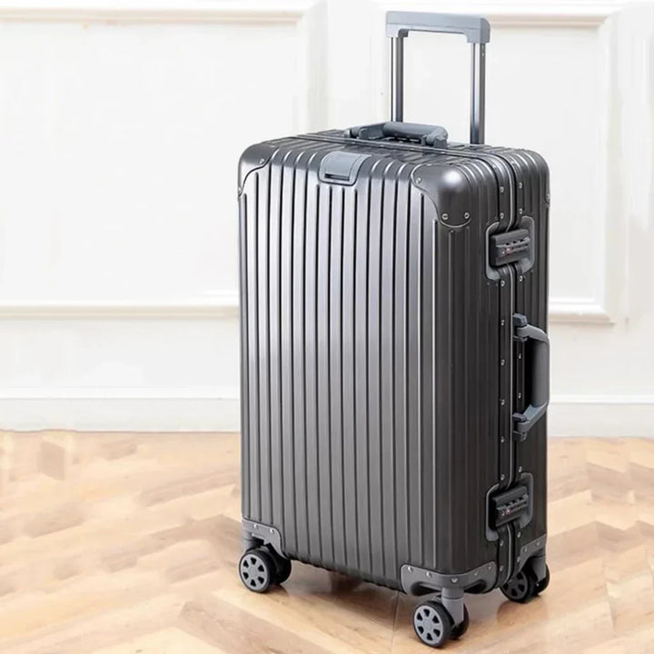 Glänzender Aluminium Reisekoffer mit Teleskopgriff und leisen 360°-Doppelrollen.