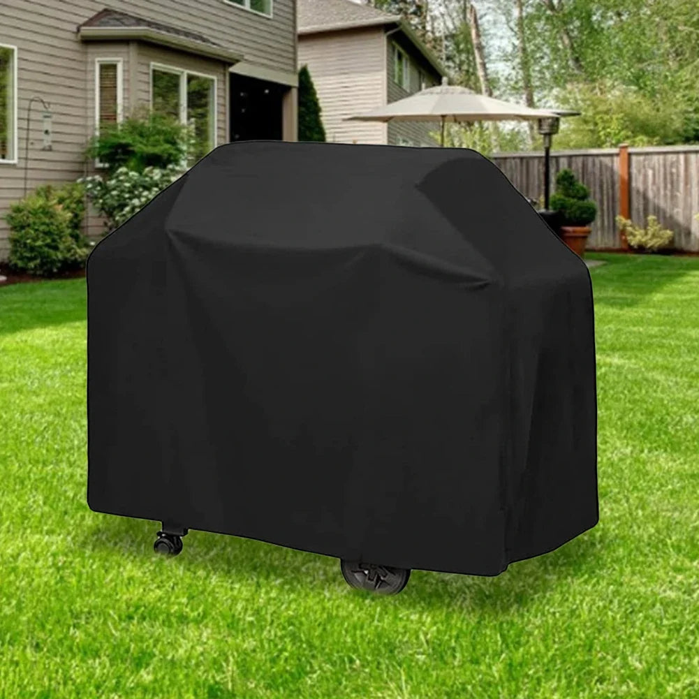 Windfeste Outdoor Grillabdeckung, schwarzes Polyester, wasserdicht & UV-Schutz für BBQ-Grill & Gartenmöbel.