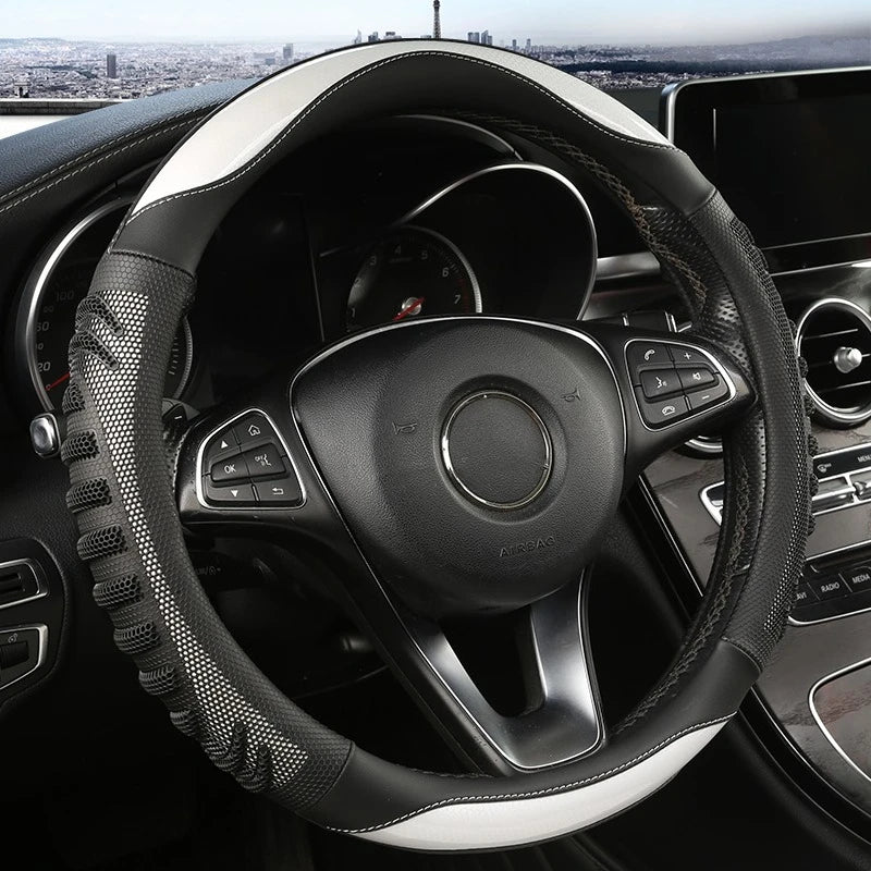 Eleganter Wabenleder Lenkradbezug im Auto-Innenraum. Bietet Schutz, Komfort und verbessertes Fahrgefühl.