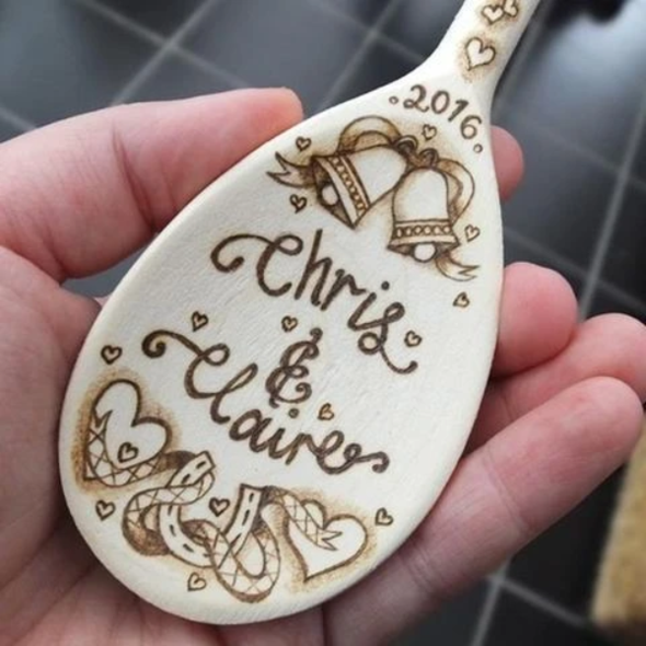 Handwerkliche Ledergravur mit dem Pyrographie-Werkzeug; perfekt für individuelle Designs auf Lederprodukten.