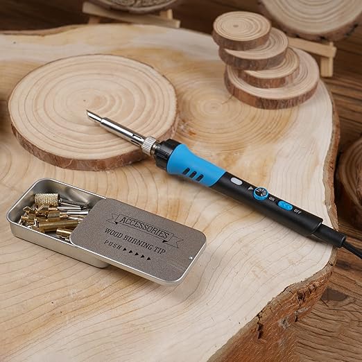 Das komplette Pyrographie-Set ordentlich verpackt, bereit als Geschenk für Hobbykünstler & Brandmalerei-Liebhaber.