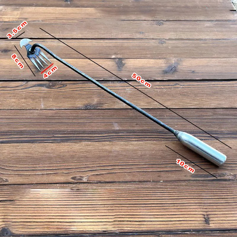 Präziser Unkrautstecher aus robustem Metall, ergonomisches Gartenwerkzeug für effektives Unkrautjäten.