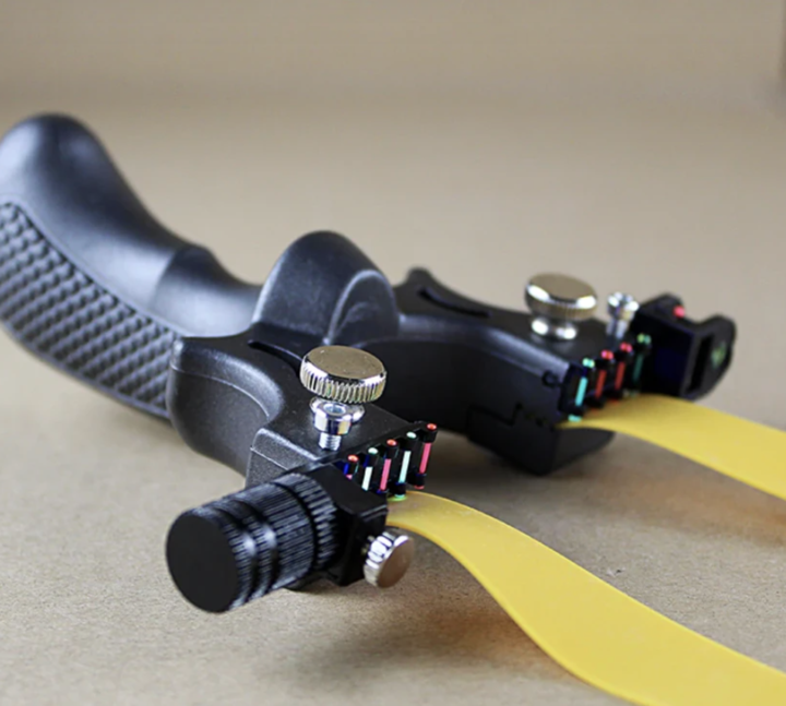 Hochleistungs-Laserschleuder mit Fasersicht und ergonomischem Griff für maximale Präzision bei Jagd & Wandern.