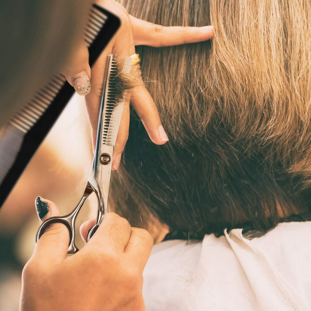 Ausdünnschere aus Edelstahl für sanfte Volumenreduktion. Profi-Haarschere für Haarstyling & präzisen Schnitt.