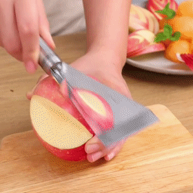 Ergonomisches Edelstahl-Küchenmesser für komfortables Schnitzen von Obst & Gemüse; langlebig und scharf.