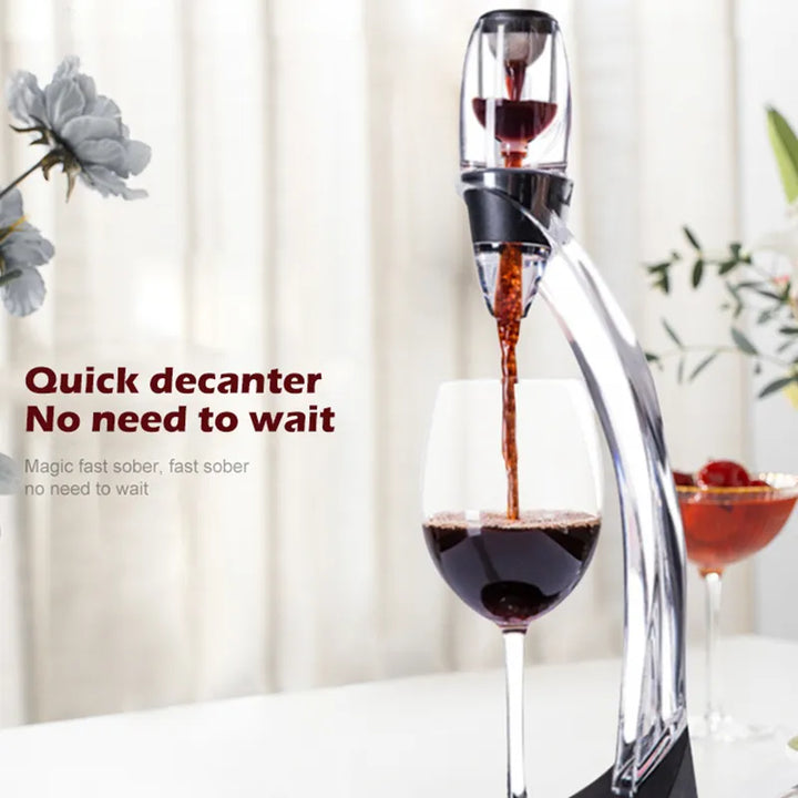 Hochwertiger Weinbelüfter mit Ständer für optimale Aromaentfaltung und vollen Weingenuss, ideales Weinzubehör.