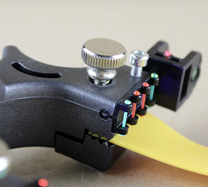 Hochleistungs-Laser-Schleuder, ergonomisch geformt für Jagd, Camping & Freizeitaktivitäten draußen.