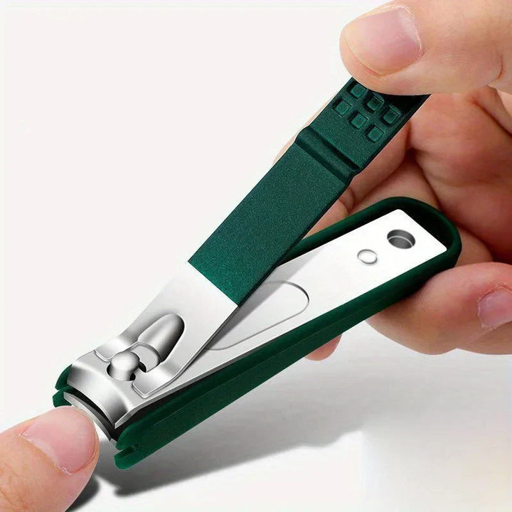 Detaillansicht des scharfen Nagelknipsers aus dem Profi-Set für eine perfekte Nagelpflege bei Maniküre.