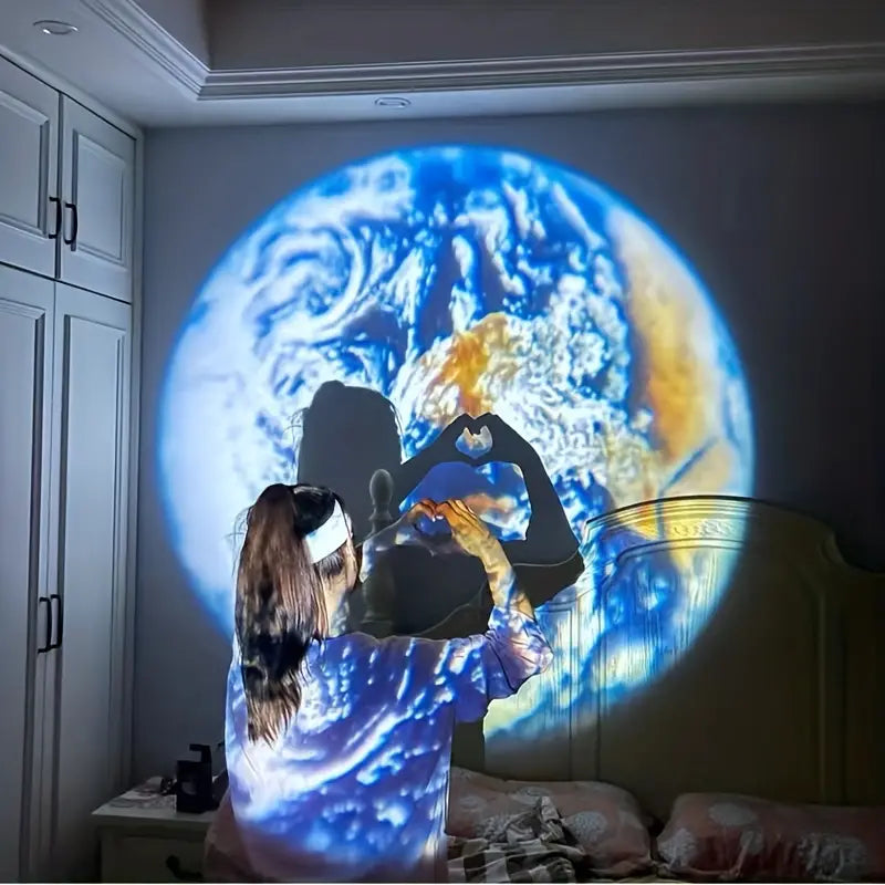 Dekorative Projektionslampe Erde & Mond im Wohnzimmer, erzeugt magische Weltall-Atmosphäre.