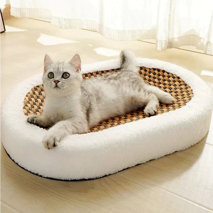 PurrLuxe Katzen Kratzbett aus robustem Sisal und weichem Plüsch für optimalen Komfort und Möbelschutz.