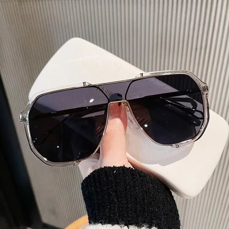 Quadratische Damen-Sonnenbrille mit UV400 & photochromatischen Gläsern für stilvollen Augenschutz.