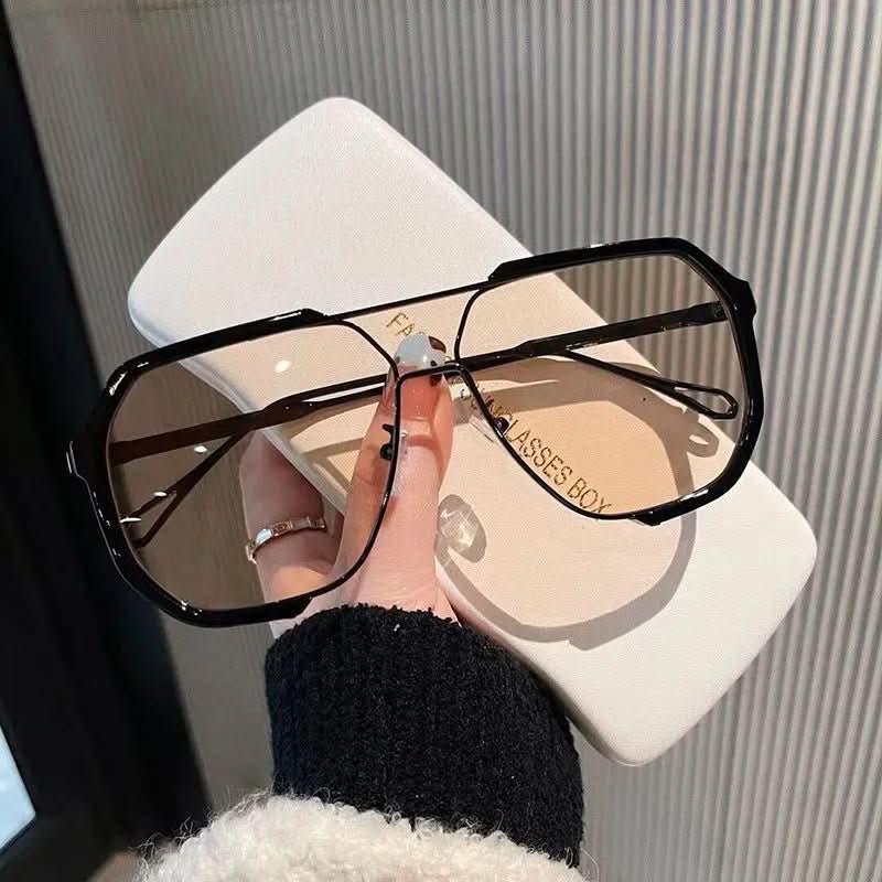 Quadratische Damen-Sonnenbrille mit UV400 und Farbwechsel-Gläsern – ein modisches Accessoire.