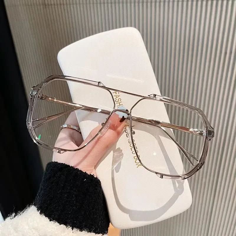 Ultimativer Augenschutz: quadratische Damen-Sonnenbrille mit UV400 & photochromatischen, anti-reflektiven Gläsern.