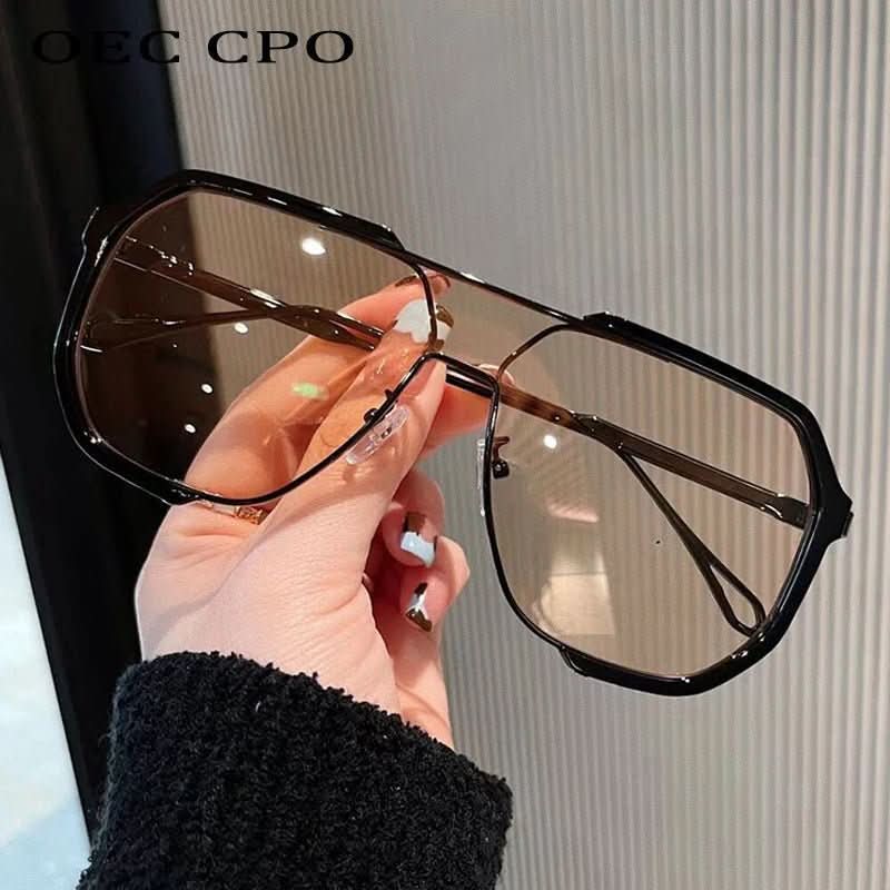 Stilvolle quadratische Damen-Sonnenbrille mit UV400 und automatischem Farbwechsel der Gläser.