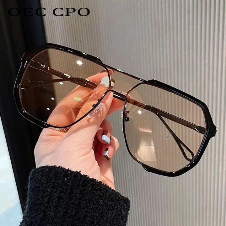 Stilvolle quadratische Damen-Sonnenbrille mit UV400 und automatischem Farbwechsel der Gläser.