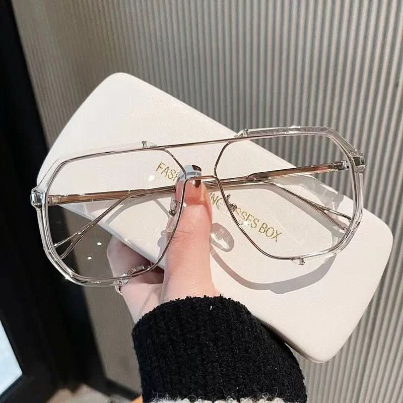 Perfekte Outdoor-Sonnenbrille für Damen, quadratisch, mit UV400-Schutz und Farbwechsel-Technologie.