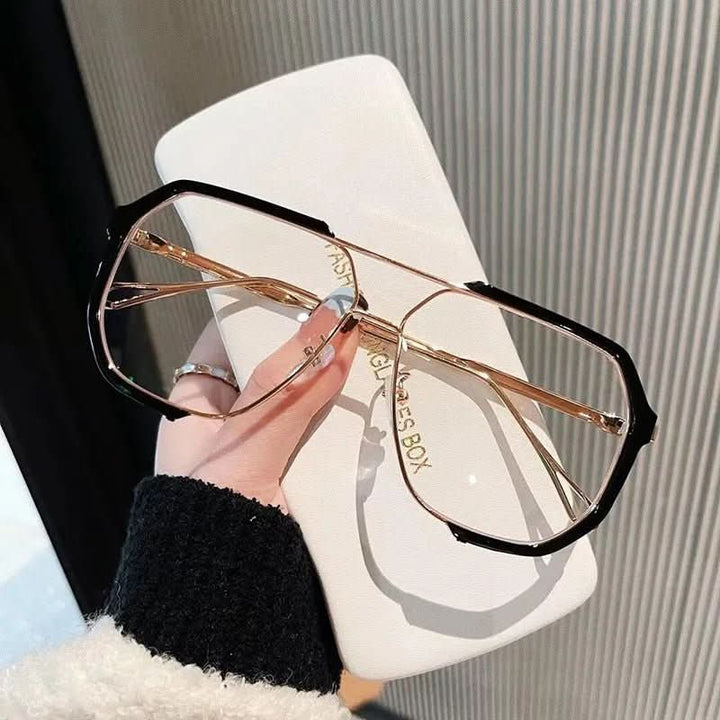 Trendige quadratische Damen-Sonnenbrille mit UV400-Augenschutz und anpassbaren photochromatischen Gläsern.
