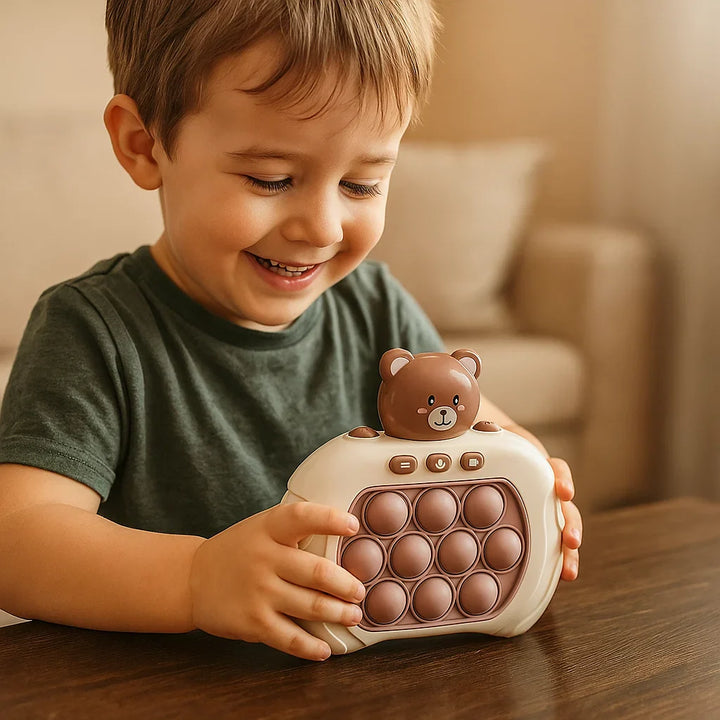 Kinder konzentrieren sich beim Reaktions-Plopp-Spiel; fördert Schnelligkeit, Geschicklichkeit und Spielspaß bei Kids.