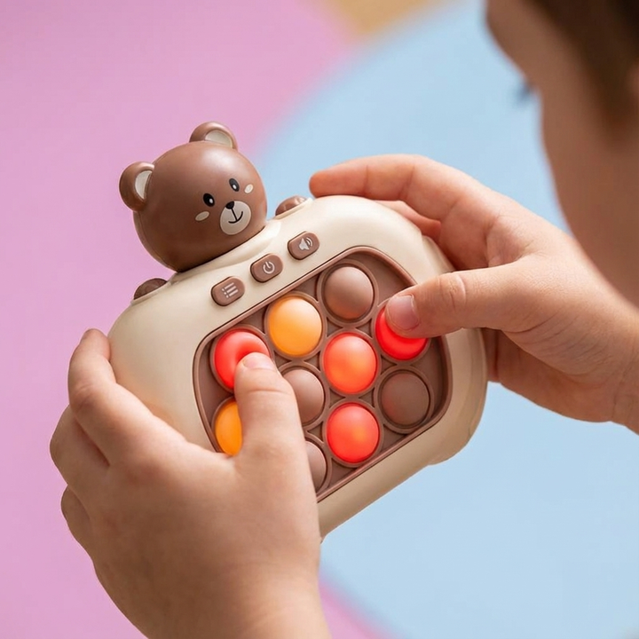 Buntes Reaktionsspiel-Set mit Plopp-Mechanismus; fördert Schnelligkeit, Geschicklichkeit und Hand-Augen-Koordination.