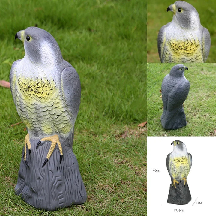 Realistische Adlerattrappe aus wetterfestem Kunststoff als Vogelschreck für Garten und Balkon.
