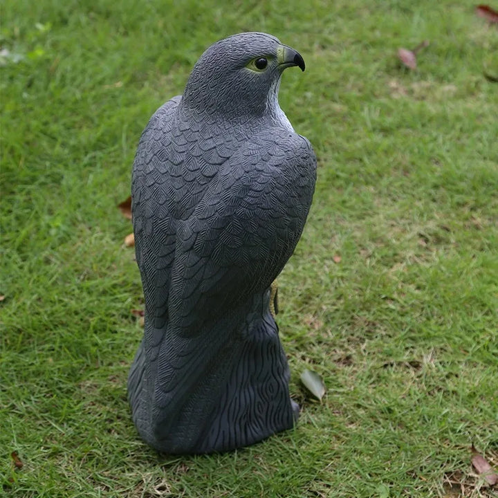 Adler Greifvogel Attrappe, effektiver Vogelschreck zur Schädlingsabwehr im Garten, wetterfest und robust.
