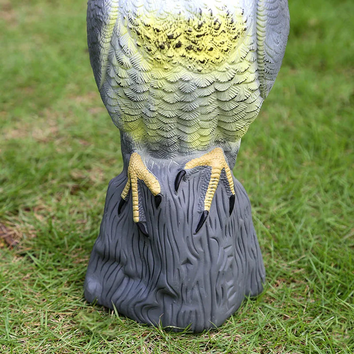 Wetterfeste Adler Dekofigur aus robustem Kunststoff, realistisch gestaltet für effektiven Vogelschutz auf Balkon & Garten.