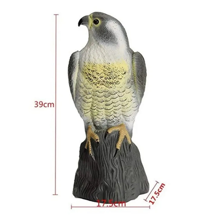 Nahaufnahme der realistischen Adler Greifvogel Attrappe aus Kunststoff, detailreich und ideal zur Tierabwehr.