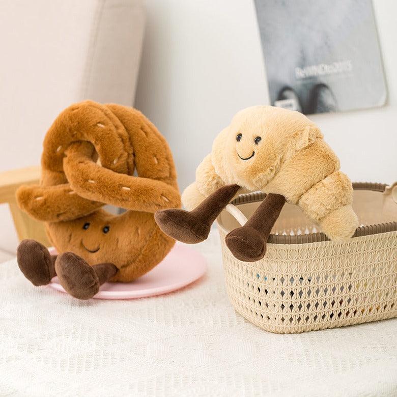 Kuscheliges Brezel Plüschkissen. Dieses realistische Bäckerei Kissen ist ein tolles Wohnaccessoire & Geschenk.
