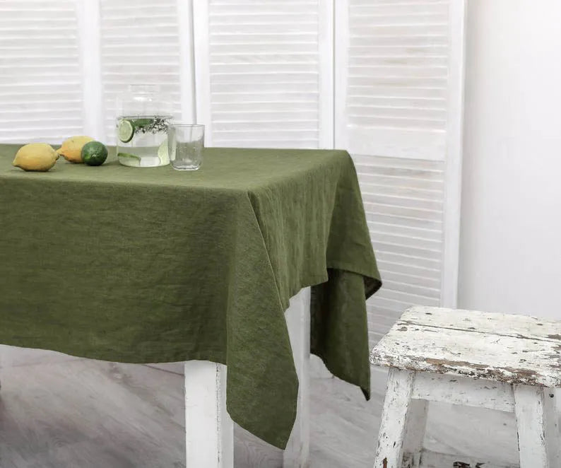 Rechteckige Leinen Tischdecke in natürlicher Farbe, perfekt als elegante Tischdeko im Esszimmer.