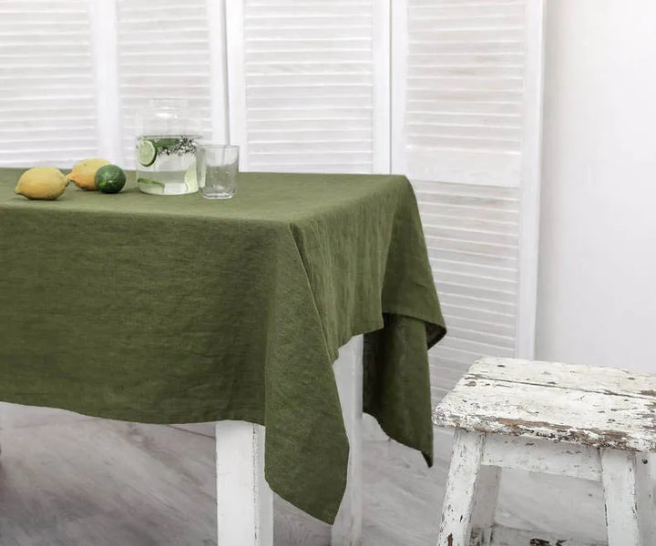 Rechteckige Leinen Tischdecke in natürlicher Farbe, perfekt als elegante Tischdeko im Esszimmer.