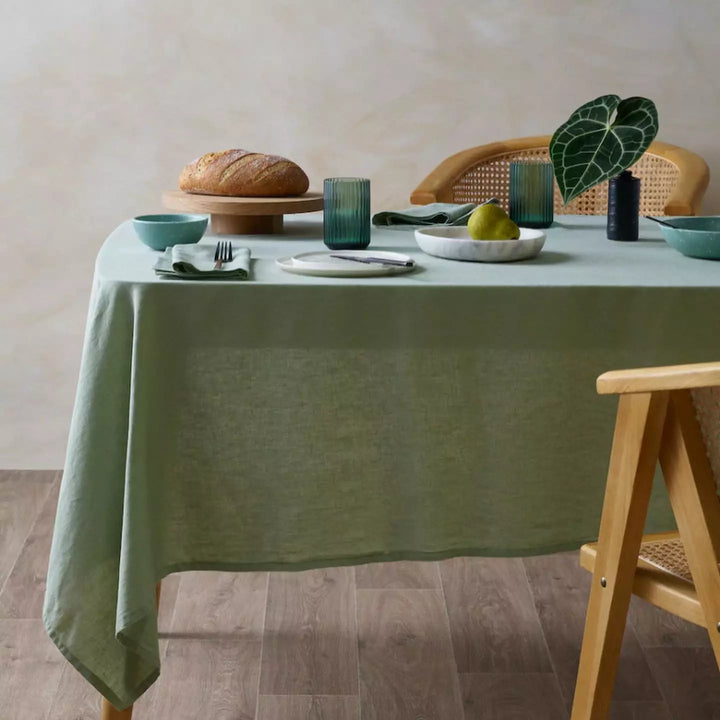 Moderne Leinentischdecke in schlichtem Design, als Tischschutz und elegante Esszimmer-Einrichtung.