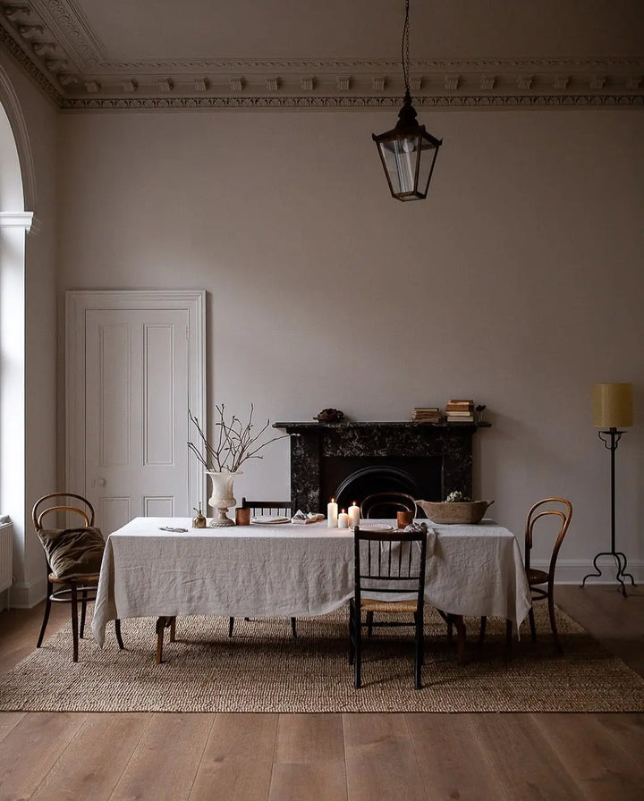 Hochwertige Leinentischdecke aus Naturfaser, schafft eine elegante Atmosphäre im Esszimmer.
