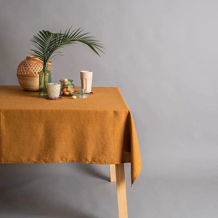 Rechteckige Leinentischdecke, ideal für Esszimmer-Einrichtung und als vielseitige Wohndekoration.