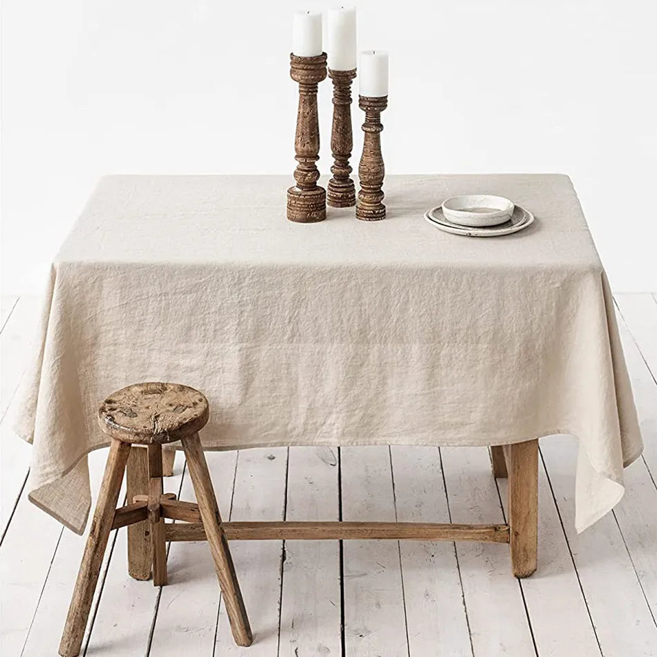 Eine festliche Leinentischdecke aus Naturfaser, die jedem Esszimmer Eleganz und Wärme verleiht.