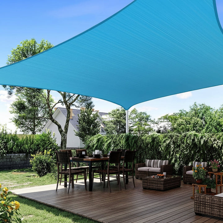 Modernes rechteckiges Sonnenschutz-Segel für Terrasse und Garten, bietet optimalen Schatten.