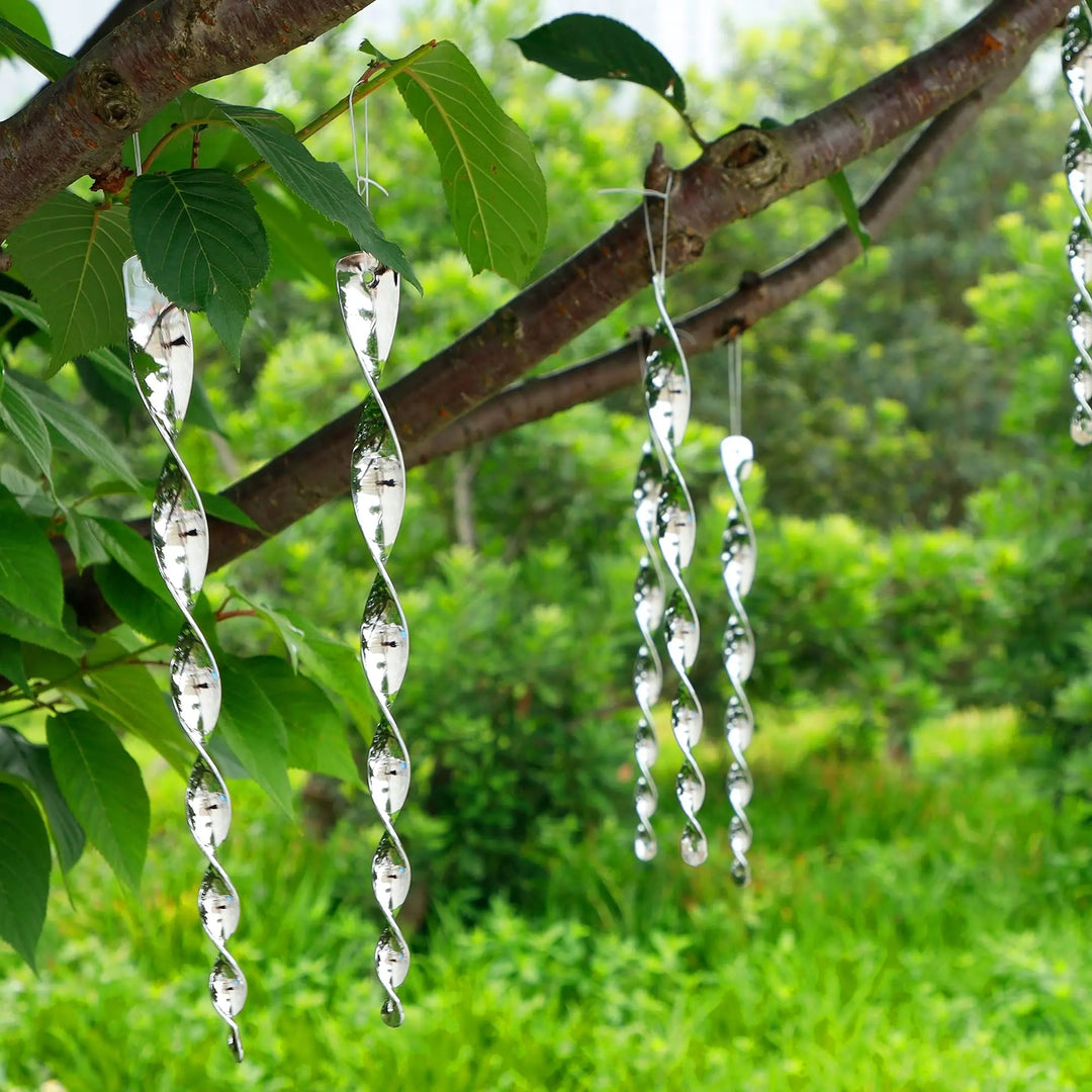 Metallische Gartendeko-Drehstäbe, reflektierend, zur Schädlingsabwehr und als praktischer Gartenhelfer.
