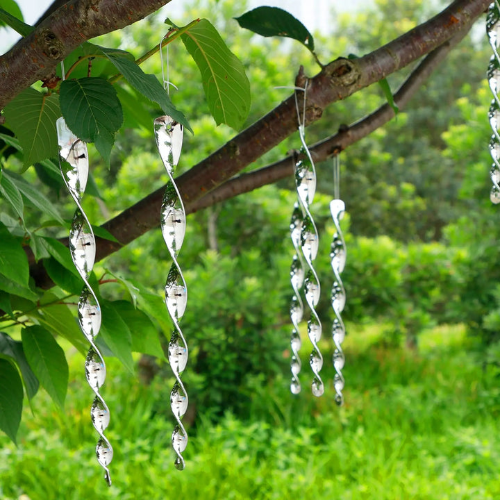 Metallische Gartendeko-Drehstäbe, reflektierend, zur Schädlingsabwehr und als praktischer Gartenhelfer.