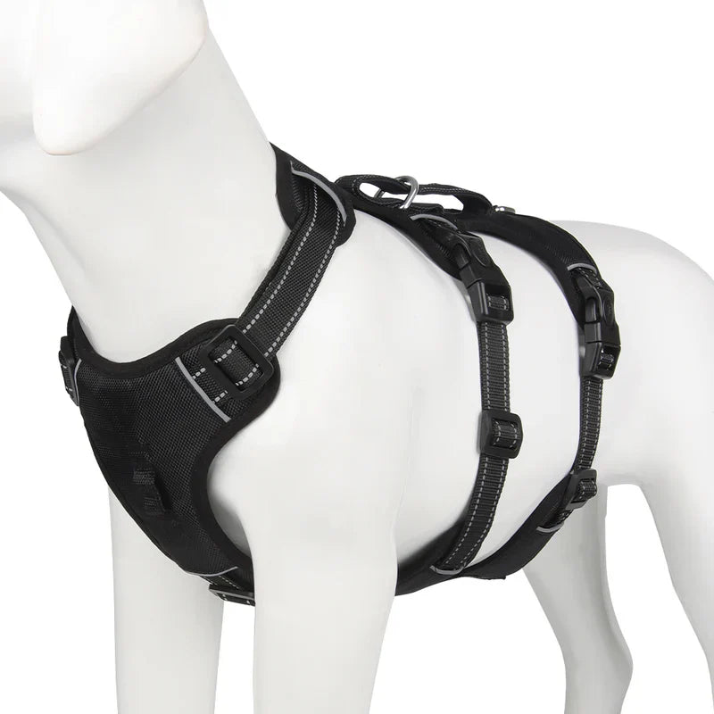 Verstellbares Anti-Zieh Hundegeschirr aus Nylon mit reflektierenden Details für sichere & komfortable Gassi-Runden.