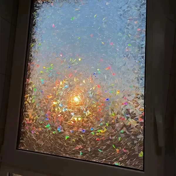 Regenbogen Fensterfolie mit magischem Sichtschutz, kleberfrei für Privatsphäre im Wohnzimmer.