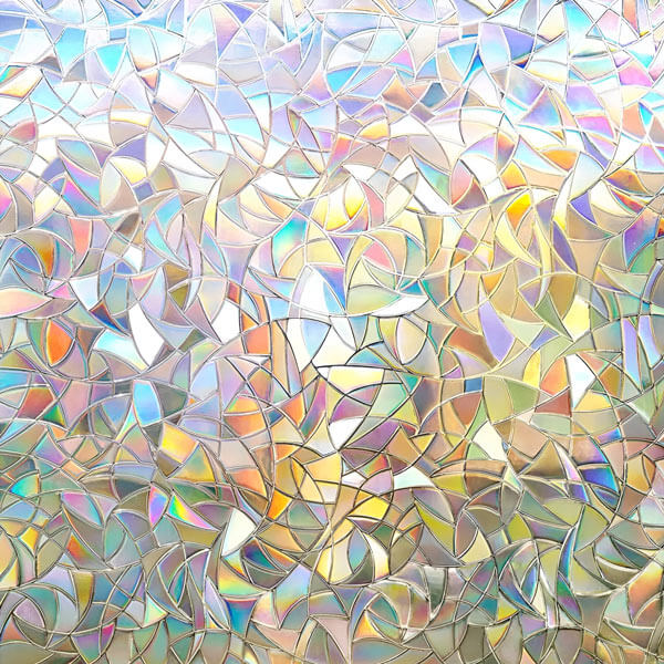 Kleberfreie Fensterfolie mit farbenfrohem Regenbogen-Effekt, schützt vor Blicken im Schlafzimmer.