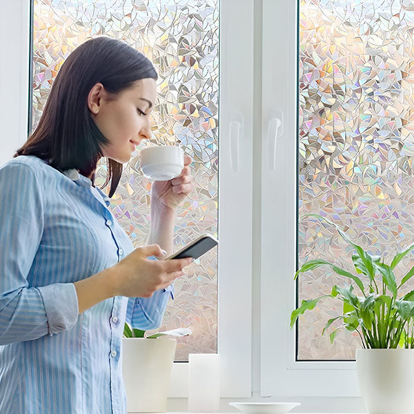 Transparente Regenbogen Fensterfolie, Sichtschutz und Hitzeschutz in einem für eine wohnliche Atmosphäre.