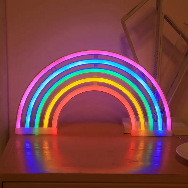Niedliche LED-Nachtlampe in Regenbogenform, perfekt als Schlummerlicht oder charmante Kinderzimmer-Dekoration.