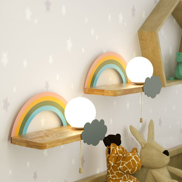 LED Wandlampe Kinderzimmer: Regenbogen Design aus Holz, perfekt für ein märchenhaftes Schlafzimmer.